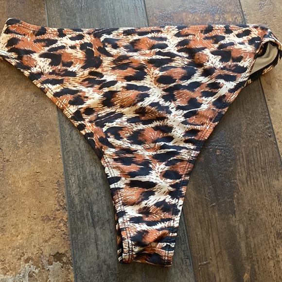 Medium cheetah bikini with removal padding - Picture 3 of 7